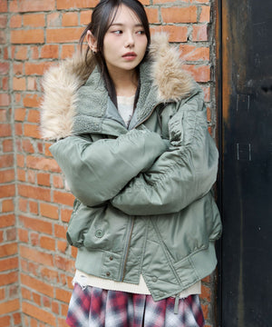 カーキ　モデル：159cm M着用