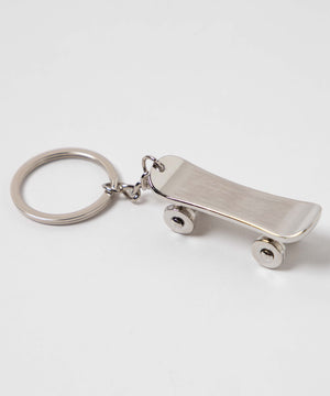 メタルスケボーキーホルダー