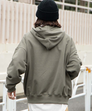 カーキ モデル：174cm L着用