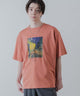 ART COLLECTION LOOSE TEE/オレンジ／夜のカフェテラス モデル：178cm L着用