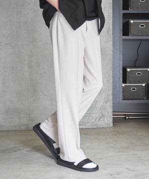 ホワイトアイボリー モデル：178cm L着用