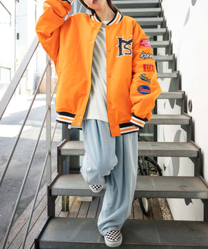 オレンジ　モデル：154cm　L着用 