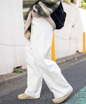 ホワイトアイボリー　モデル:161cm L着用