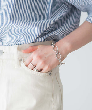 オフホワイト モデル：162cm M着用