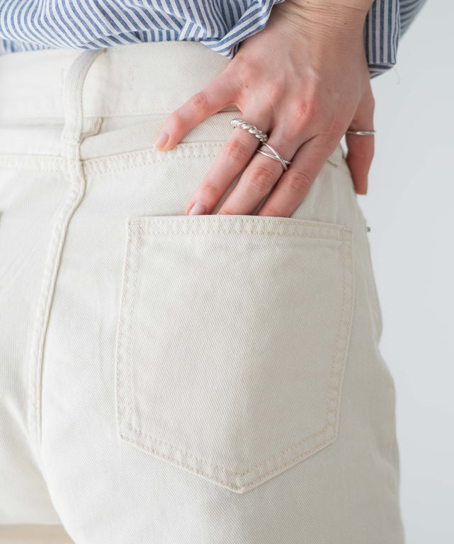 オフホワイト モデル：162cm M着用