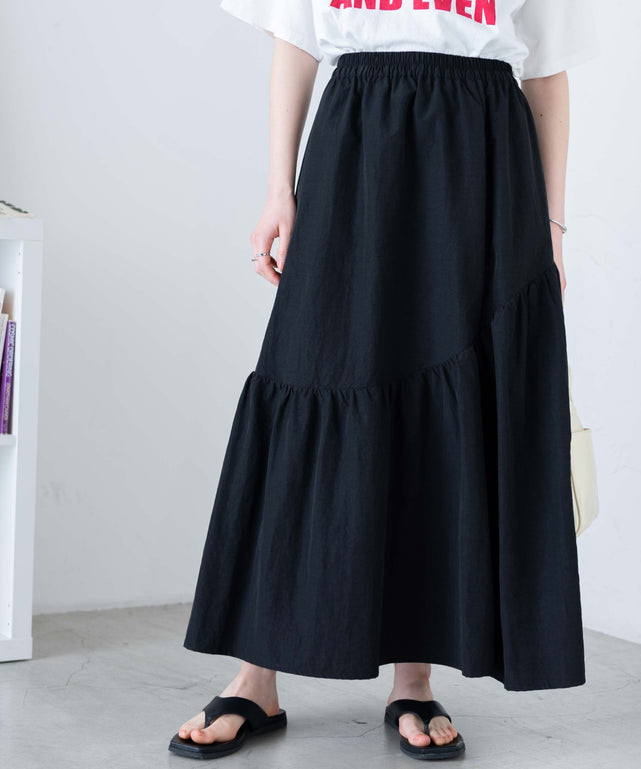 ギャザー切替ナイロンスカート【一部店舗限定】/ブラック モデル：164cm F着用