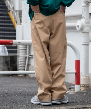 ベージュ　モデル：174cm L着用