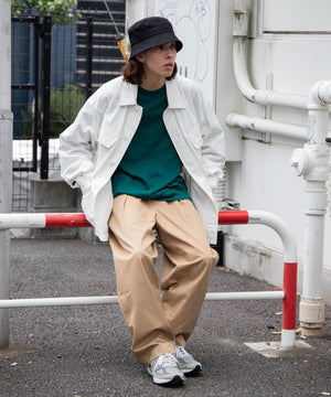 ベージュ　モデル：174cm L着用