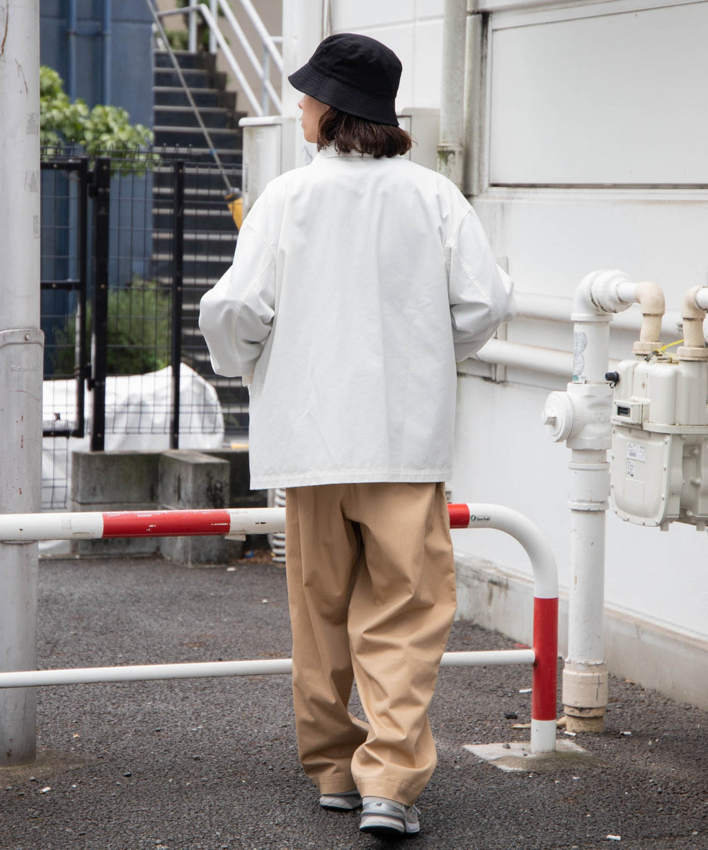 ベージュ　モデル：174cm L着用