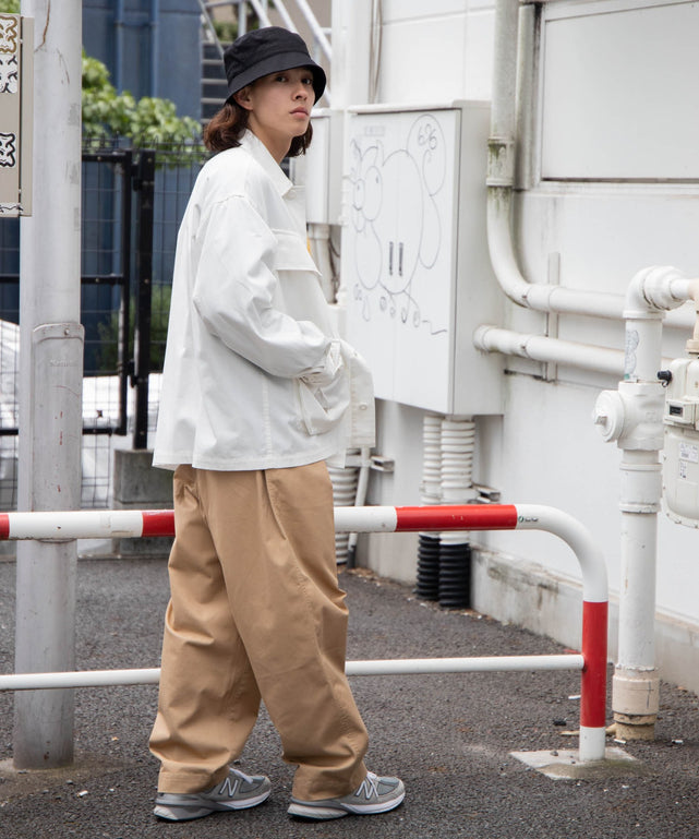 ベージュ　モデル：174cm L着用